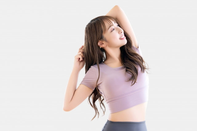alt="ストレッチをする女性の画像"