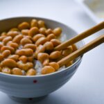 alt="納豆をかきまぜる写真"