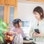 alt="料理する母親"