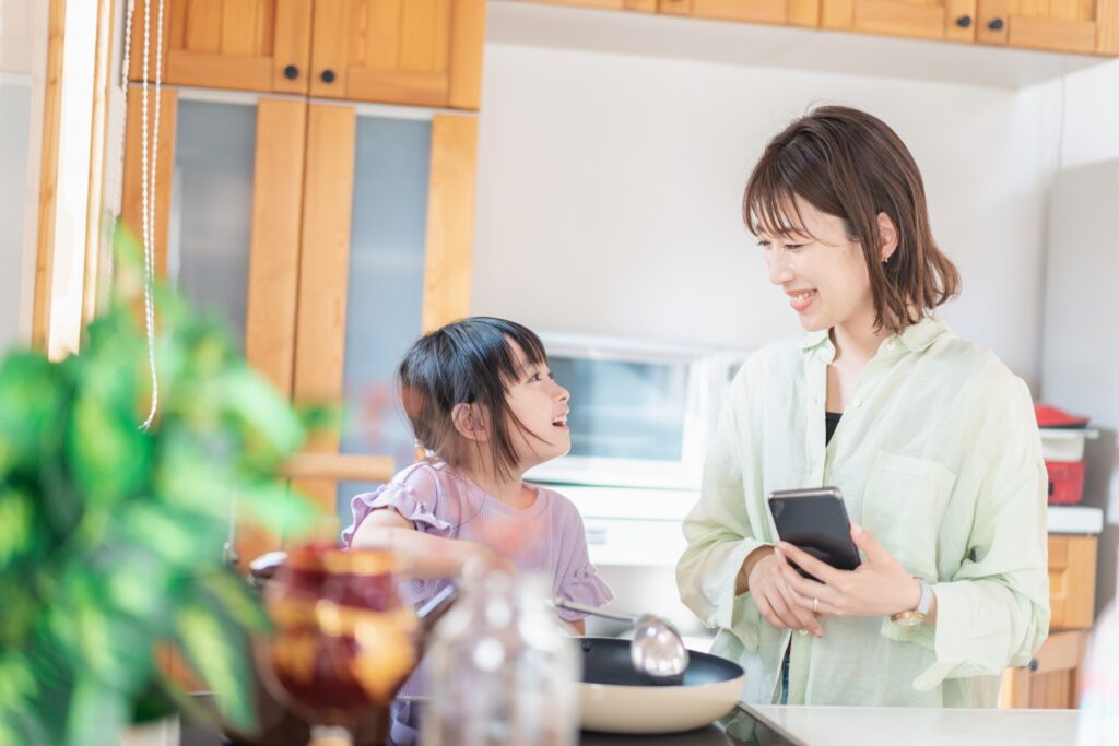 alt="料理する母親の画像"