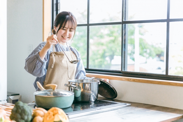 alt="料理をするお母さんの画像"