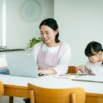 alt="料理をするお母さんの画像"