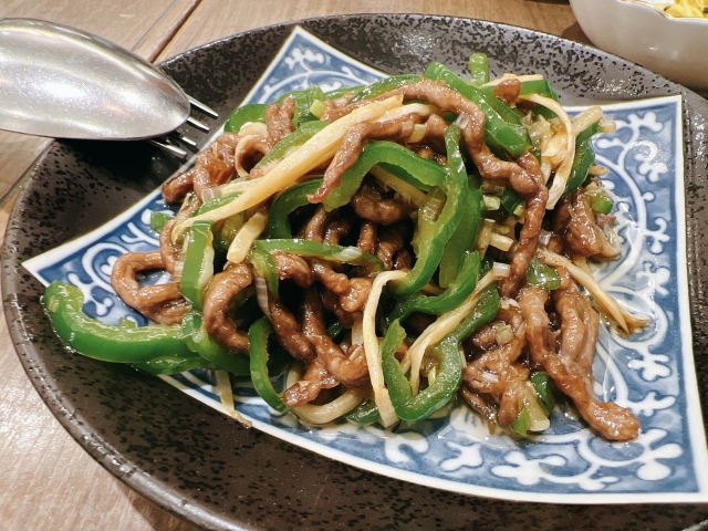alt="美味しそうなチンジャオロースの画像”