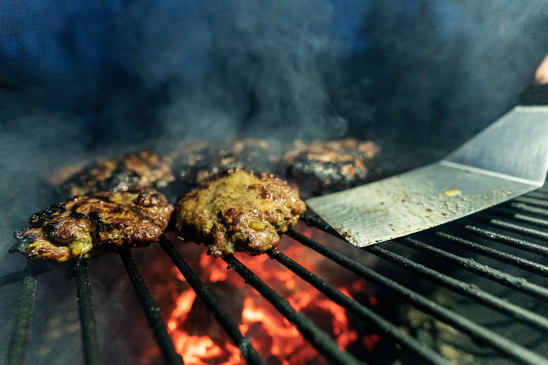 絶品ハンバーグの作り方｜肉汁溢れるレシピと焼き方のコツをプロが解説