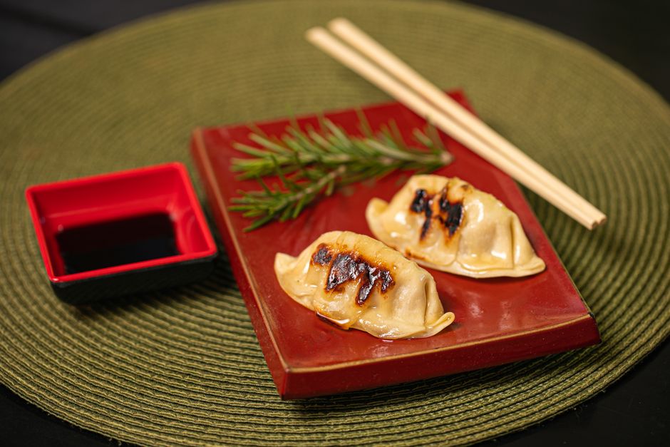 餃子の包み方・焼き方のプロのコツ