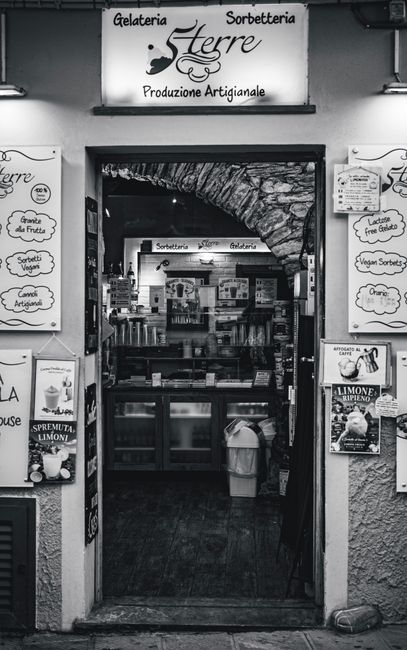 伝統的なジェラート専門店の店先