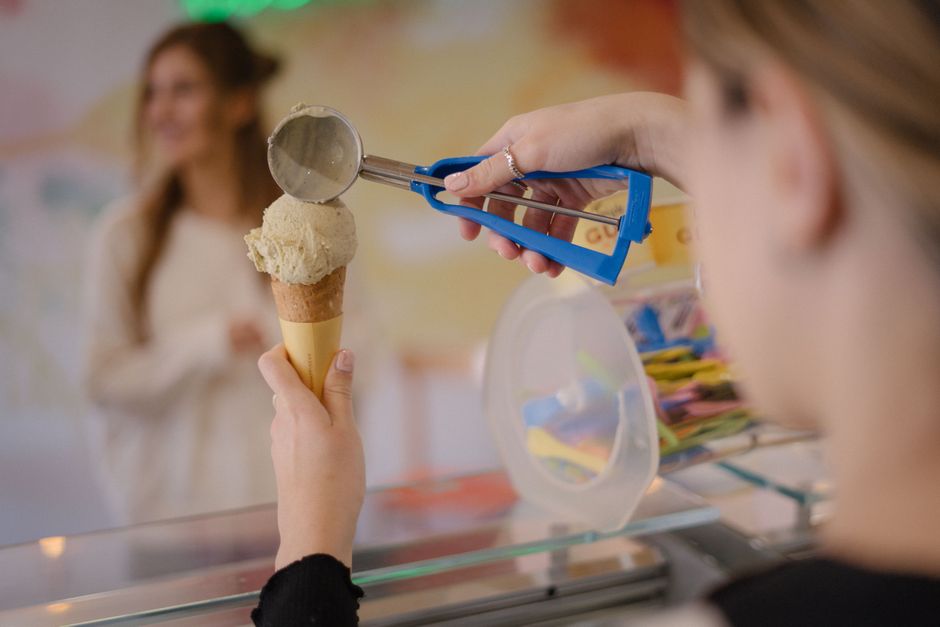 金属製のディッシャーですくったチョコレートアイス