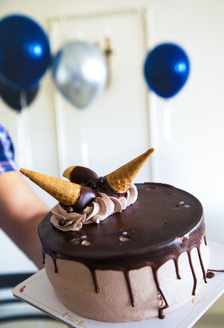 お祝いの席で切り分けられるラズベリーケーキ