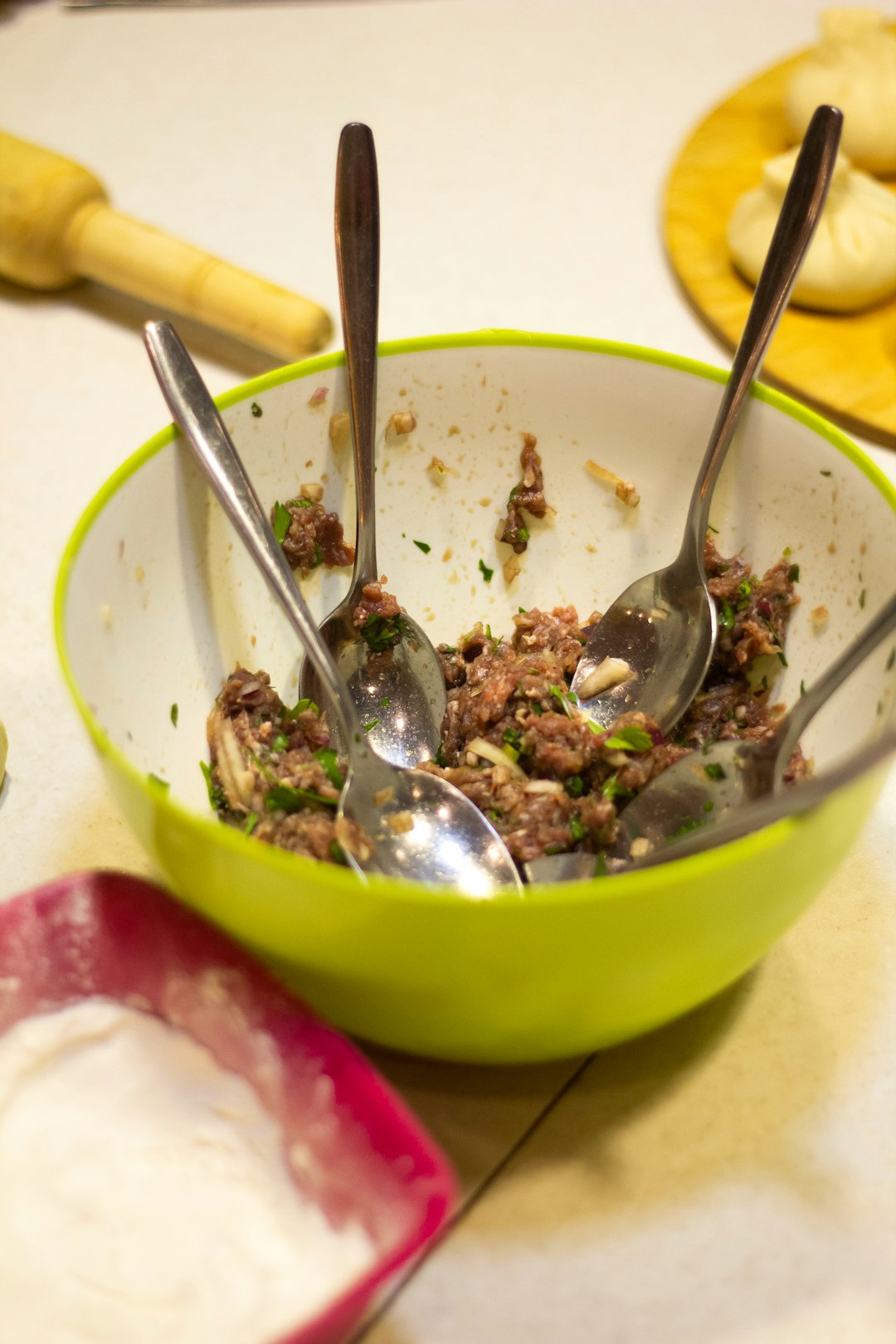 豚ひき肉を練り込んでいる様子