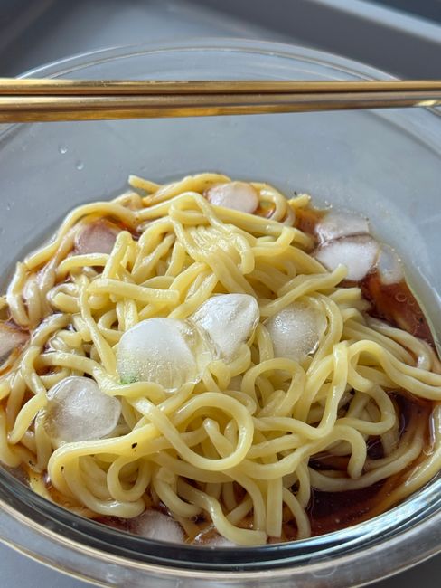 冷やしたおでんをガラス器に盛り付けた様子