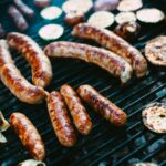 自家製ソーセージを焼いている様子