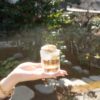 日本庭園を背景に手に持った京都の冷たい甘味