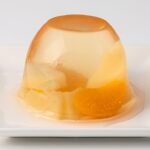 琥珀色の透き通ったゼリーにみかんを添えた水信玄餅風スイーツ