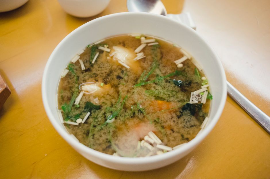 だしを効かせた吸い物、具材にエノキとかまぼこ