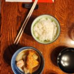 関東風の濃い色の出汁のおでん