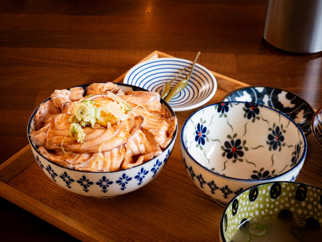 サーモン漬け丼の盛り付け