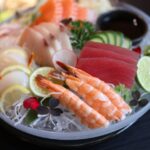 彩り豊かな刺身セットの盛り合わせ