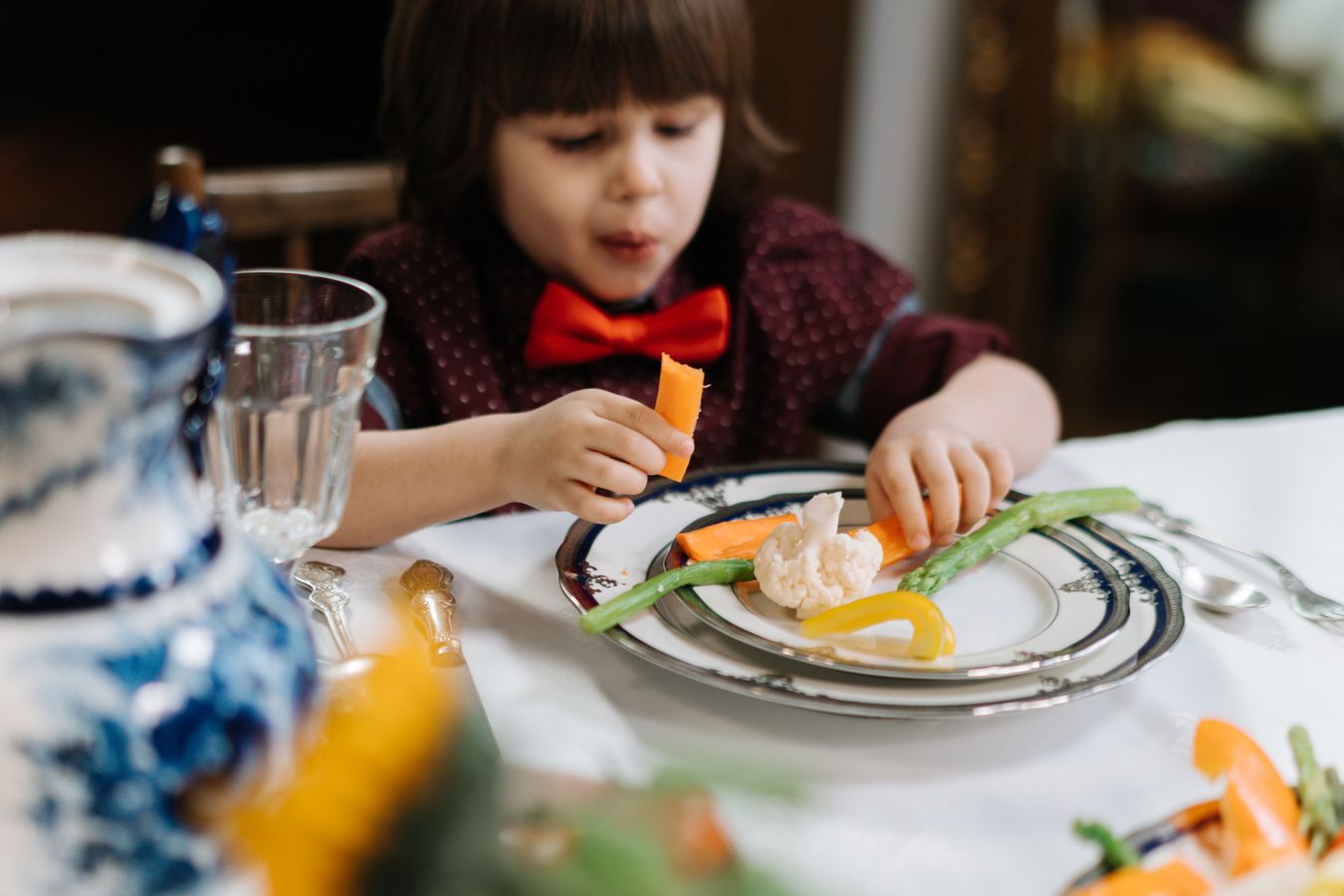 健康的な食事をする子ども