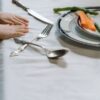 食卓の子どもと野菜
