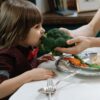 野菜を食べる子ども