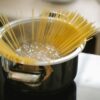 そばを茹でる調理の様子
