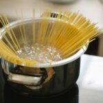 そばを茹でる調理の様子