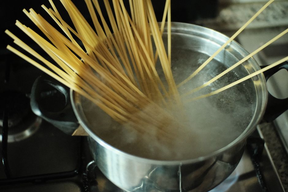 そばを茹でる調理の様子
