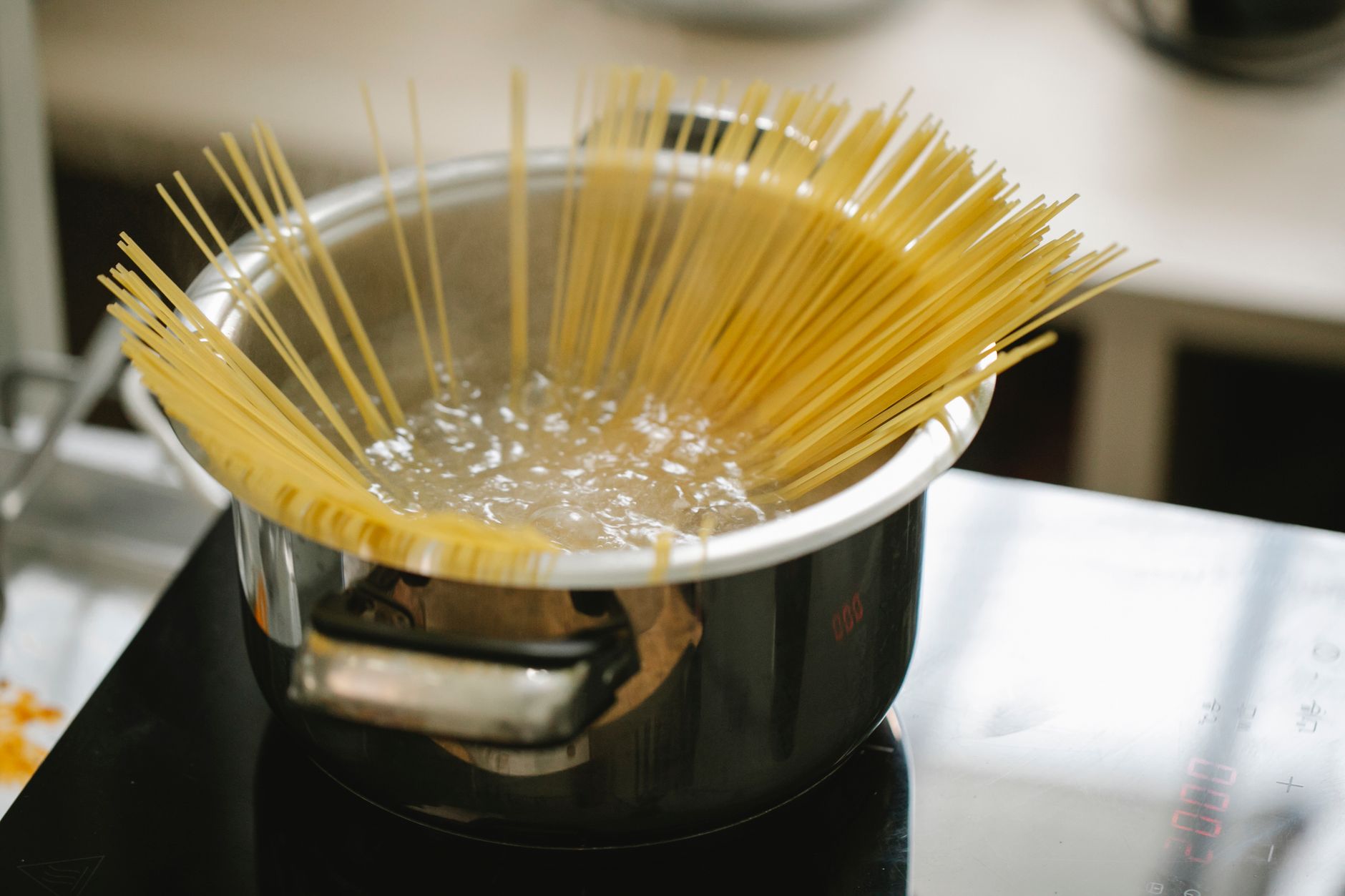 うどんを茹でている鍋