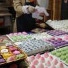 和菓子店のショーケースに並ぶ色とりどりの上生菓子