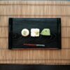 黒い盆に並べた和菓子と抹茶を用意したお茶席の設え