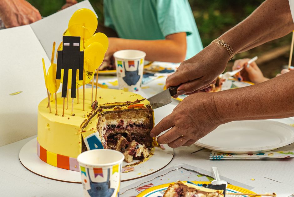 ホールケーキの上手な切り分け方とコツ|人数別のカット方法