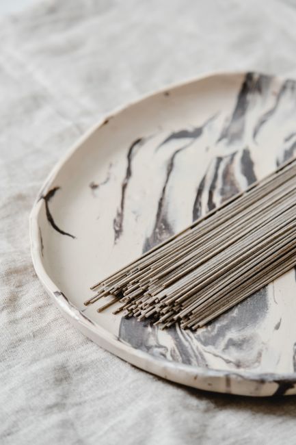茹でる前の生蕎麦を束ねた状態