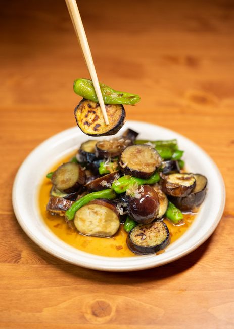 醤油だれがかかった焼きなすとししとうの小皿料理