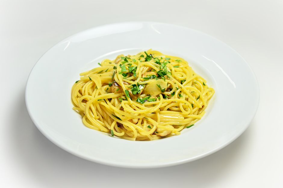にんにくとオリーブオイルで仕上げたパスタ、酒盗を隠し味に使うときのベースになる料理