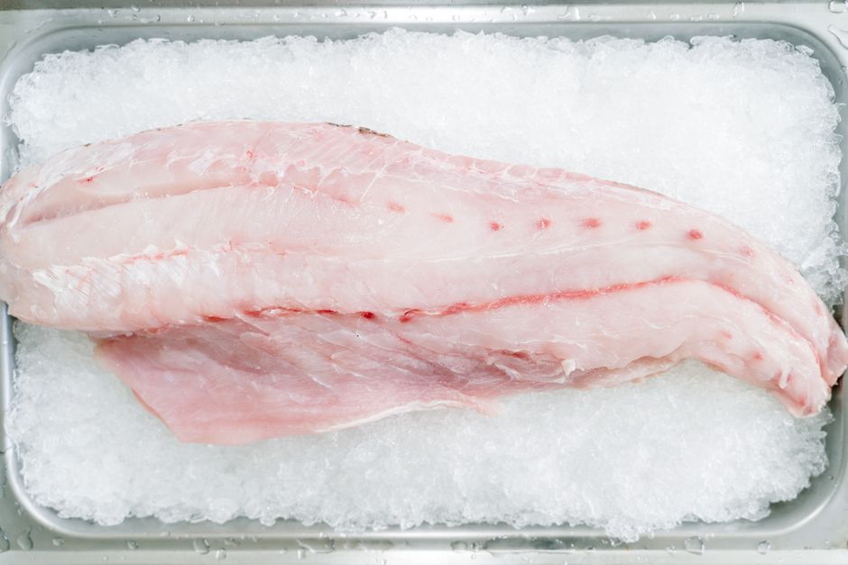 氷の上に置かれた白身魚のフィレのアップ