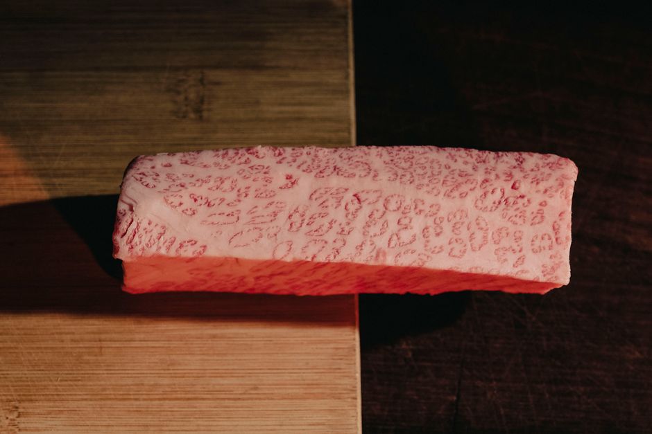 木の台に置かれた上質な霜降り肉