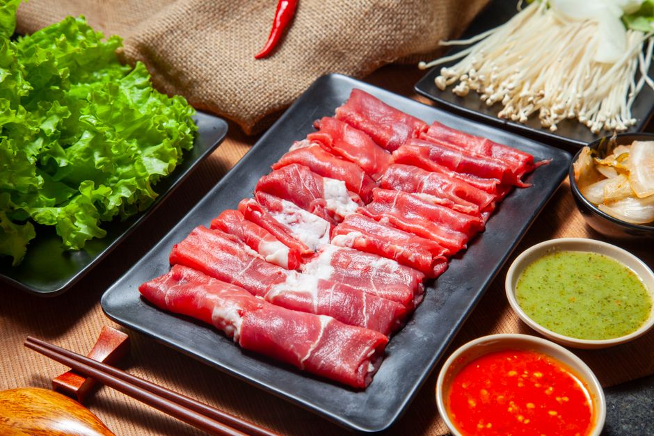 鍋料理用に並べた肉と野菜の具材