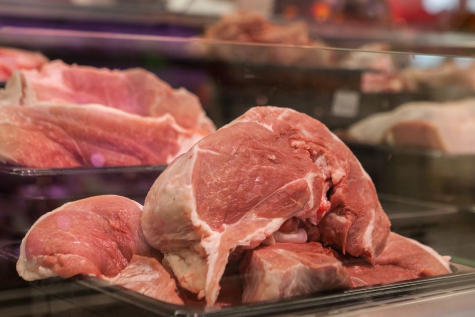 ショーケース越しに見る生の豚肉