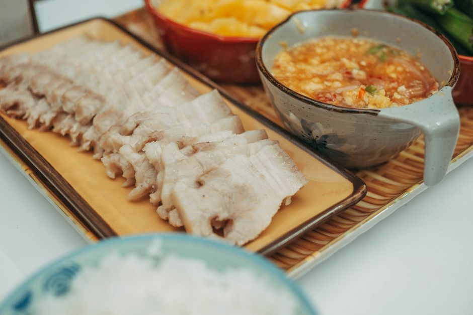 タレをかけた豚肉料理とご飯