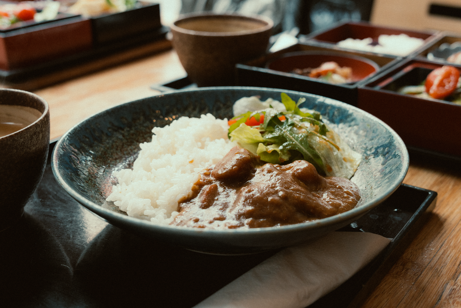 サラダを添えたカレーライス
