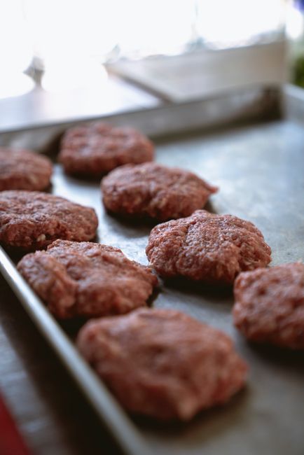 成形して天板に並べた焼く前のハンバーグの生地