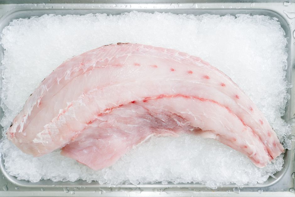氷の上のうろこ付き白身魚の切り身