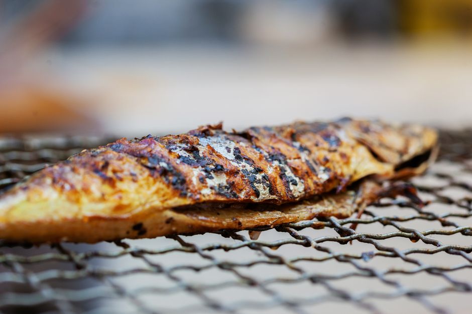 網焼きにされる魚の干物