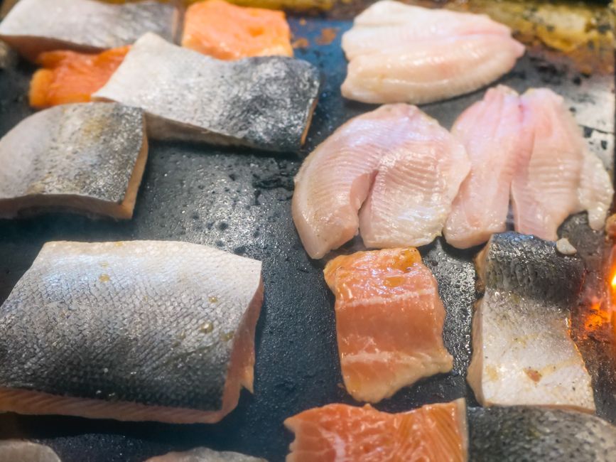 まな板に並んだ生の魚の切り身
