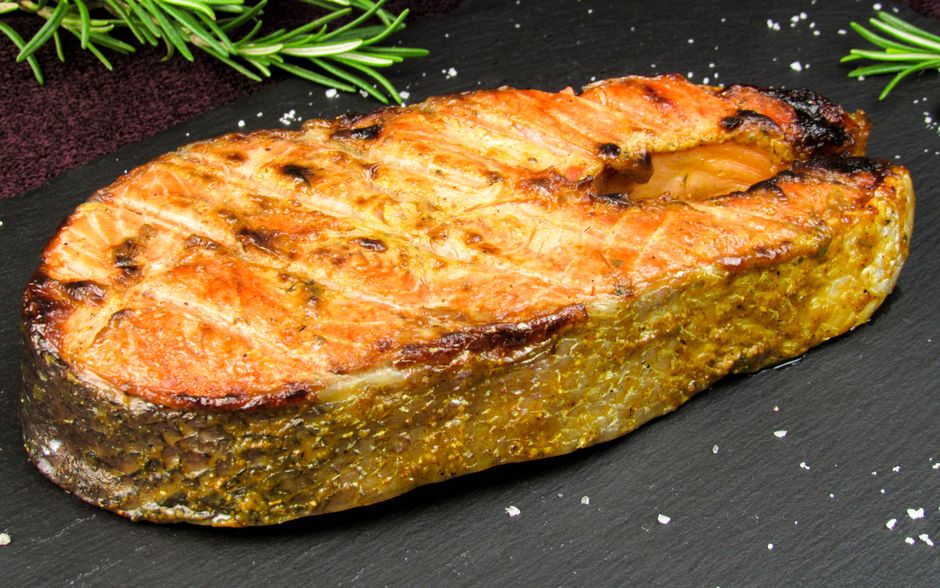 ローズマリーを添えて香ばしく焼き上げた鮭の切り身