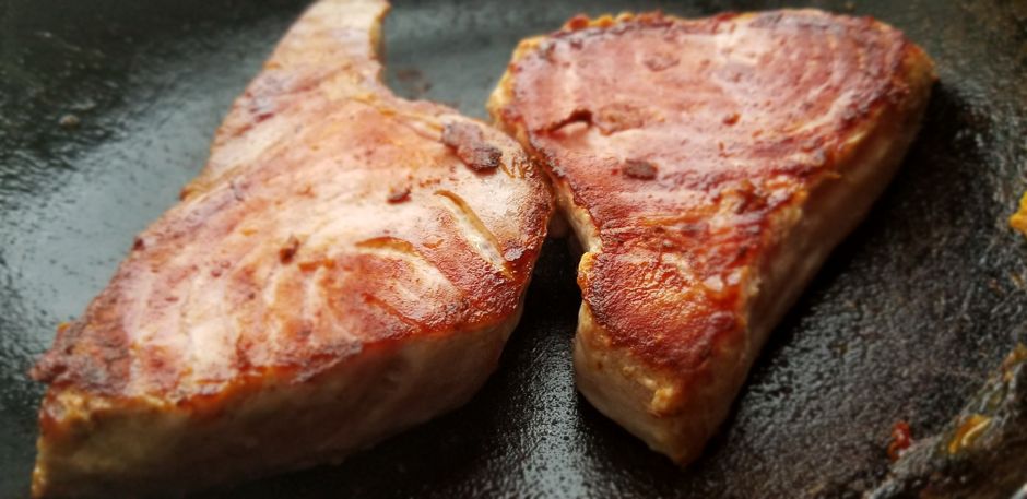 フライパンで両面を焼き上げたマグロの切り身