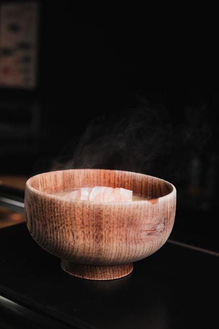 木の器から湯気が立つ蒸し料理のクローズアップ