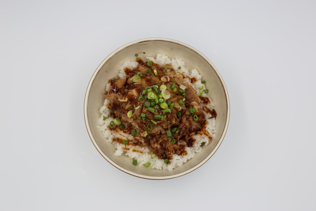 シンプルな器に盛られた牛肉丼