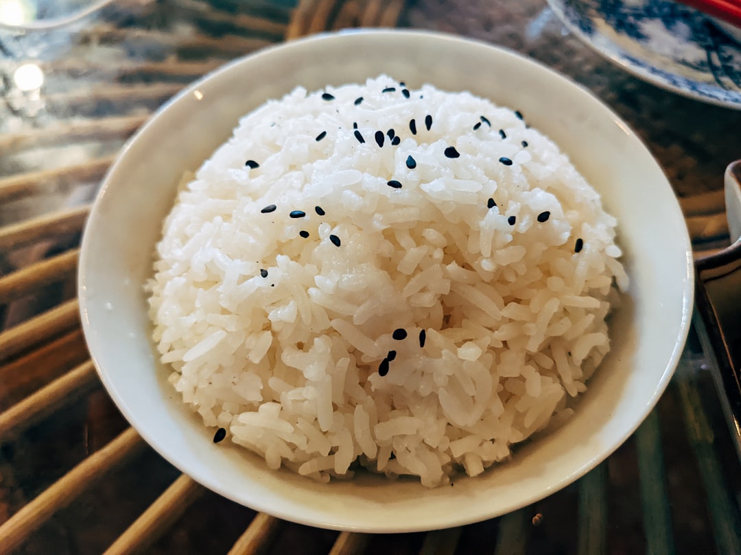 黒ごまをのせた白いご飯