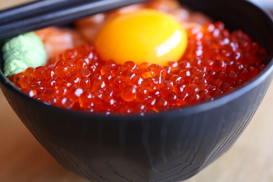 いくらと卵黄をのせた丼のクローズアップ